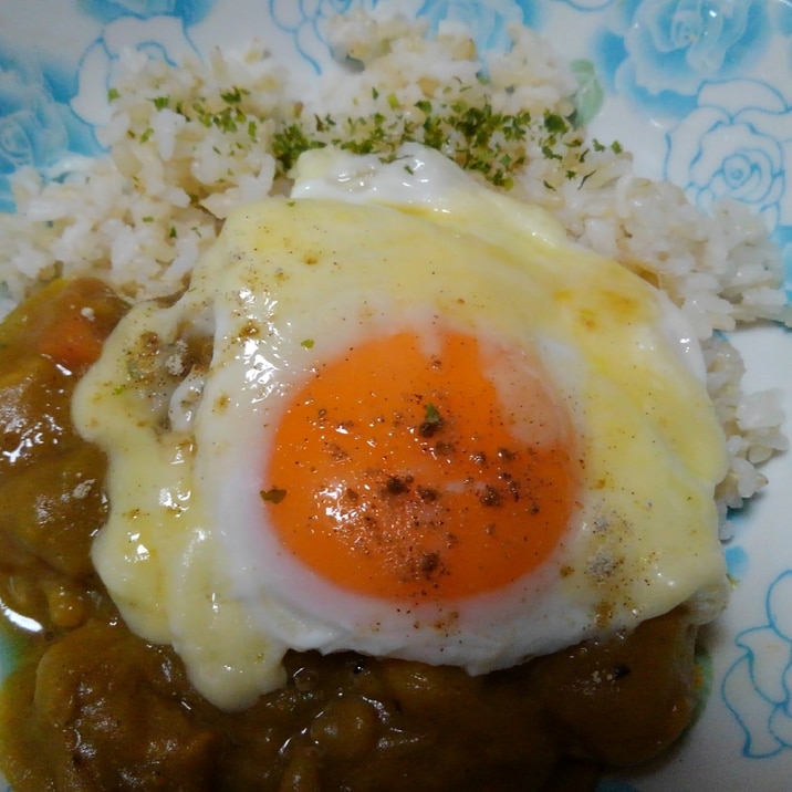 目玉焼きチーズカレーライス